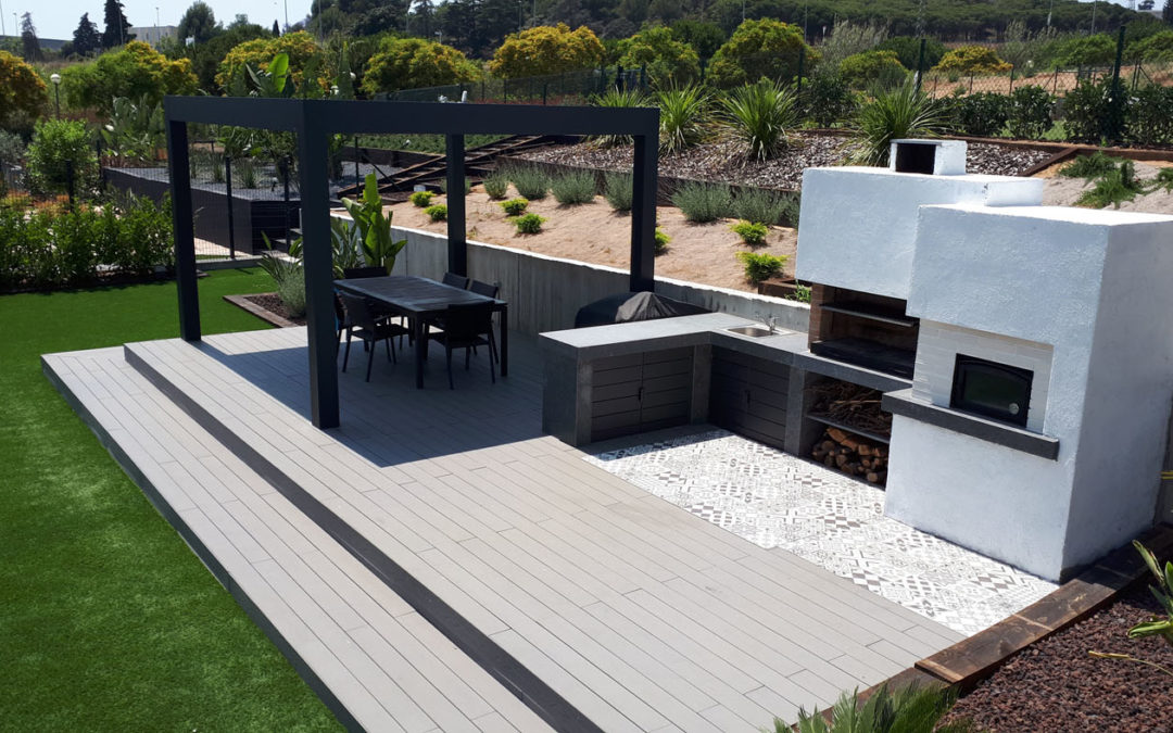Jardín con pérgola bioclimática