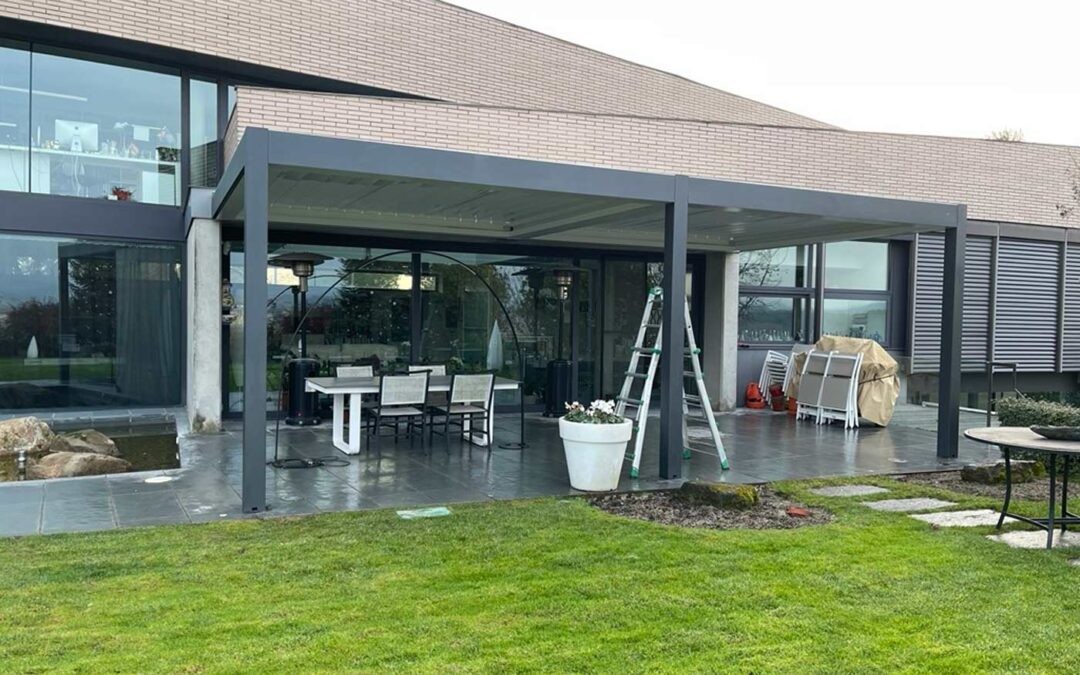 Pérgola bioclimática Maestro en jardín, La Roca del Vallès