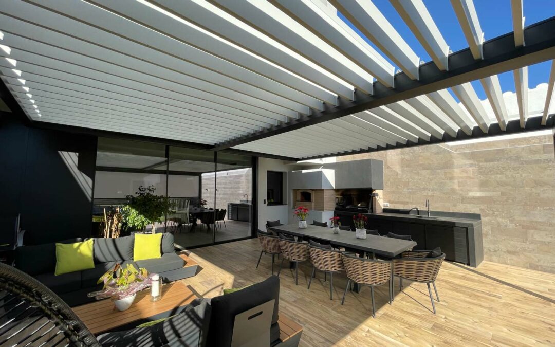 Pérgola bioclimática Alba con screen en el Prat de Llobregat