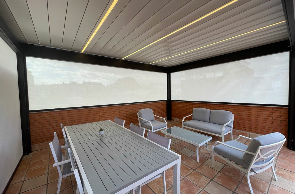 Pérgola Bioclimática Alba con screens en Barcelona