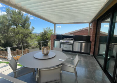 Pérgola Bioclimática y cocina exterior en La Garriga