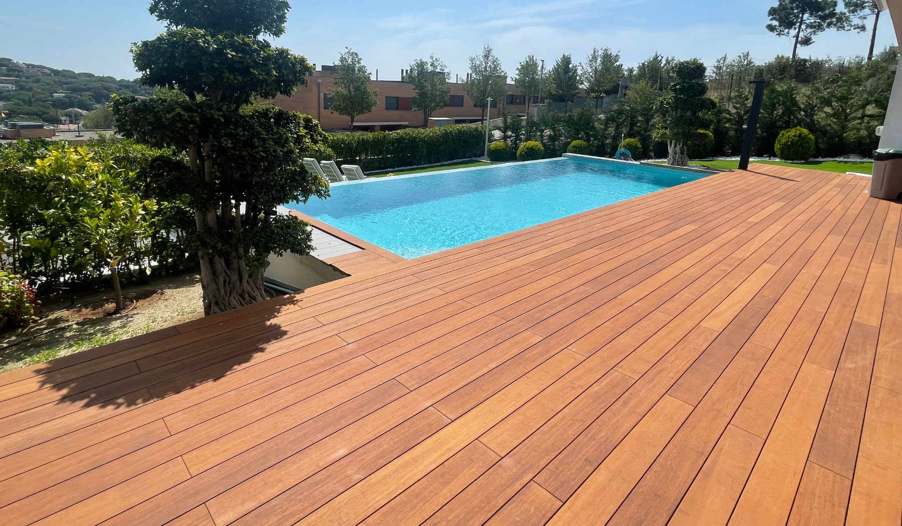 Tarima de madera con piscina en cabrils