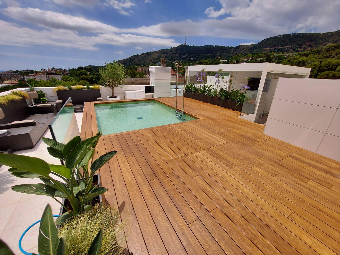 Tarima de madera con piscina en ático en barcelona